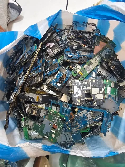 Lote real de lógicas de celular recibido para reciclaje